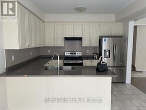 8610 Pawpaw Ln in Niagara Falls, ON - Building Photo - Building Photo