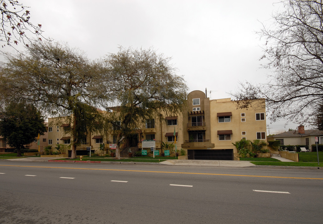 4136 Whitsett Ave in Los Angeles, CA - Building Photo