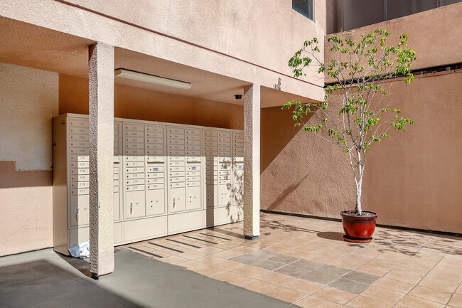 Lakeview Mansion in Los Angeles, CA - Building Photo - Building Photo