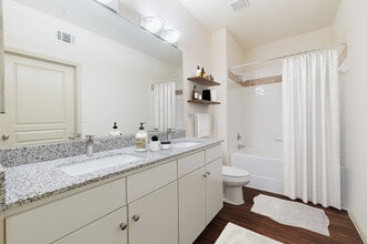 Ravello at Tuscan Lakes in League City, TX - Foto de edificio - Building Photo