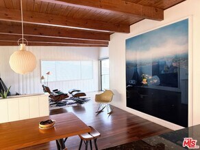 2241 W Live Oak Dr in Los Angeles, CA - Foto de edificio - Building Photo