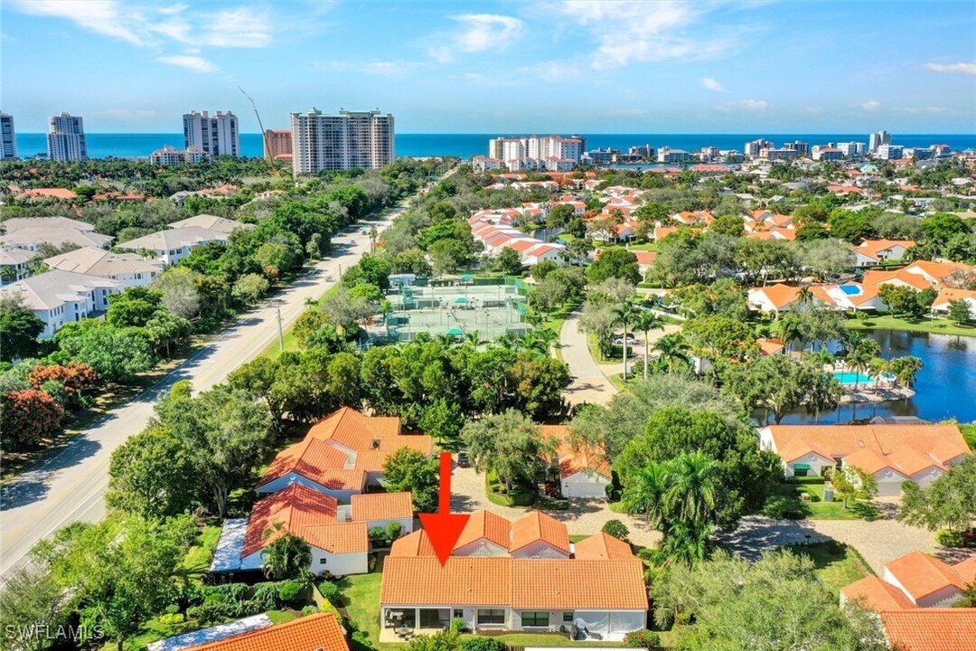 714 Reef Point Cir in Naples, FL - Foto de edificio