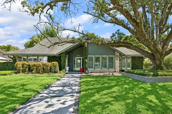 property at 5219 Loch Lomond Dr