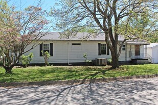 1379 Dalton St in Alcoa, TN - Building Photo