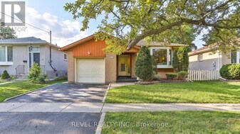 16 Ravenview Dr in Toronto, ON - Building Photo