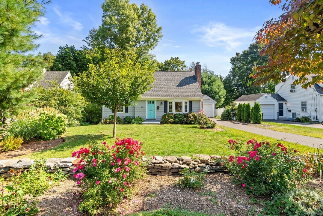 204 Ridgewood Rd in West Hartford, CT - Building Photo