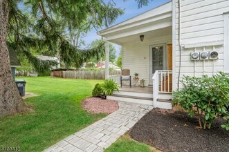 15 Center St, Unit A in Annandale, NJ - Foto de edificio - Building Photo