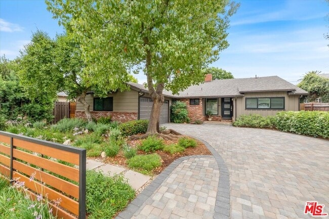 property at 5850 Mammoth Ave