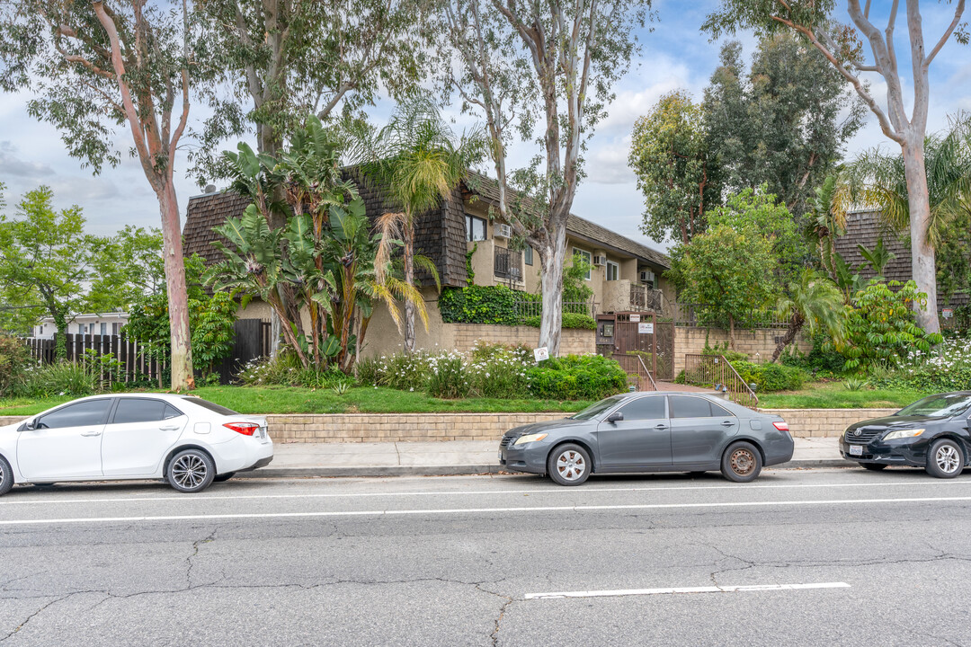 8641 Glenoaks Blvd in Sun Valley, CA - Building Photo