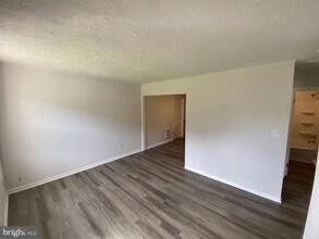 114 Loch Ln Dr-Unit -8 in Louisa, VA - Foto de edificio - Building Photo