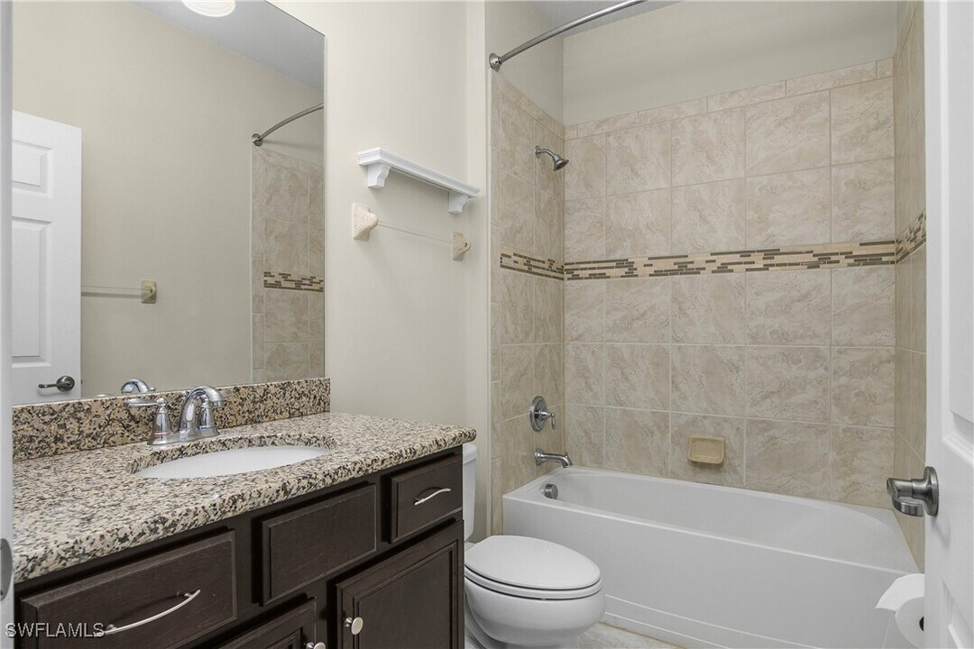 13611 Villa Di Preserve Ln in Estero, FL - Foto de edificio