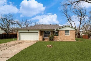 266 W Fulton St in Van Alstyne, TX - Building Photo