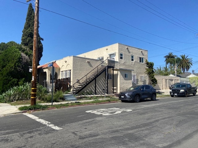 property at 800 N Mansfield Ave