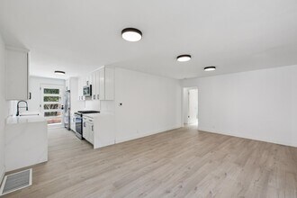 560 Everett Ave in Palo Alto, CA - Building Photo - Building Photo