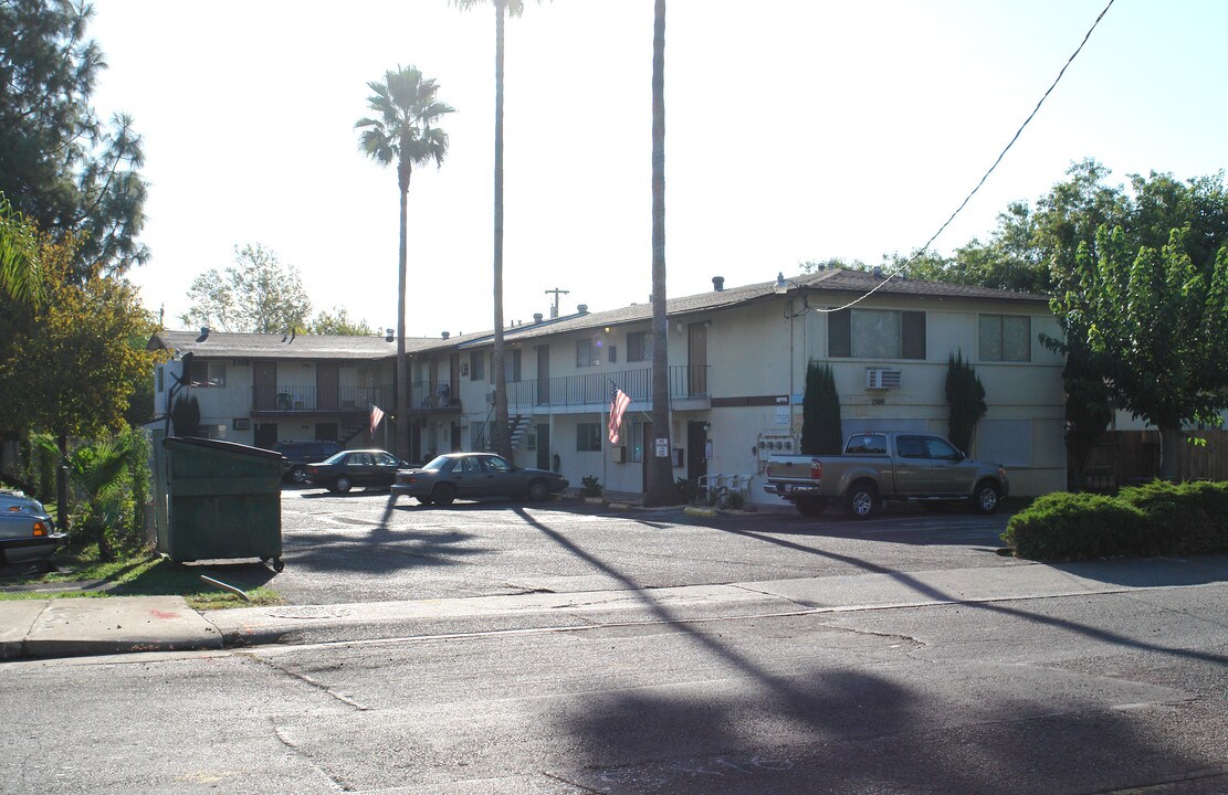 Country Aire Apartments in Sacramento, CA - Building Photo