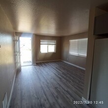 7605 Ridgewood Dr, Unit B in Everett, WA - Foto de edificio - Building Photo