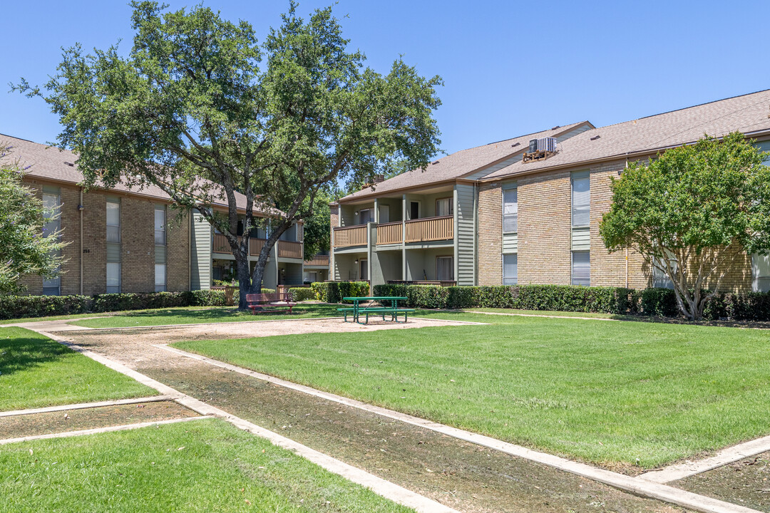 Foxwood in Mesquite, TX - Building Photo