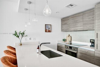 1300 S Miami Ave in Miami, FL - Foto de edificio - Building Photo