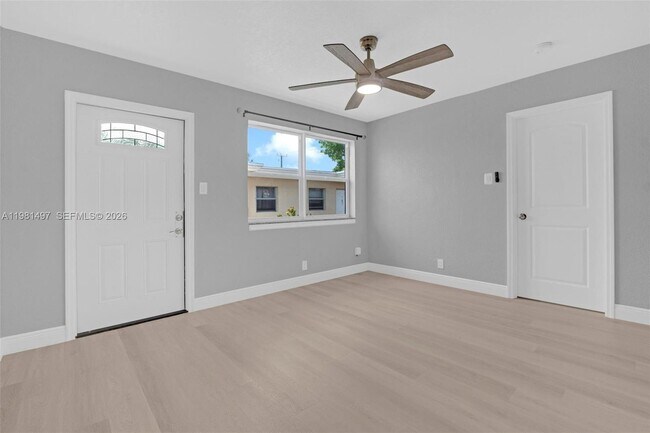 369 Phippen Waiters Rd in Dania Beach, FL - Building Photo - Building Photo