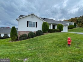 73 Garden Dr in Berkeley Springs, WV - Building Photo