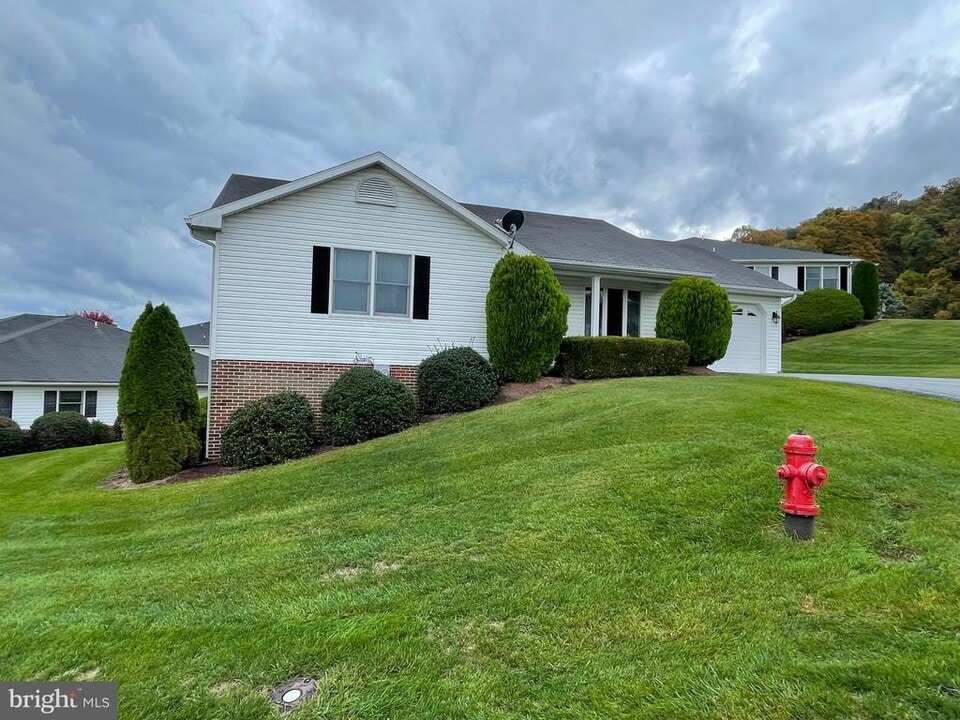 73 Garden Dr in Berkeley Springs, WV - Building Photo