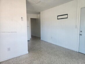 10 NW 48th Pl in Miami, FL - Building Photo - Building Photo