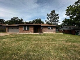 829 N Charlotte Ave in Stephenville, TX - Building Photo