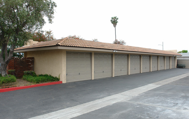 La Mancha Apartments in Costa Mesa, CA - Foto de edificio - Building Photo