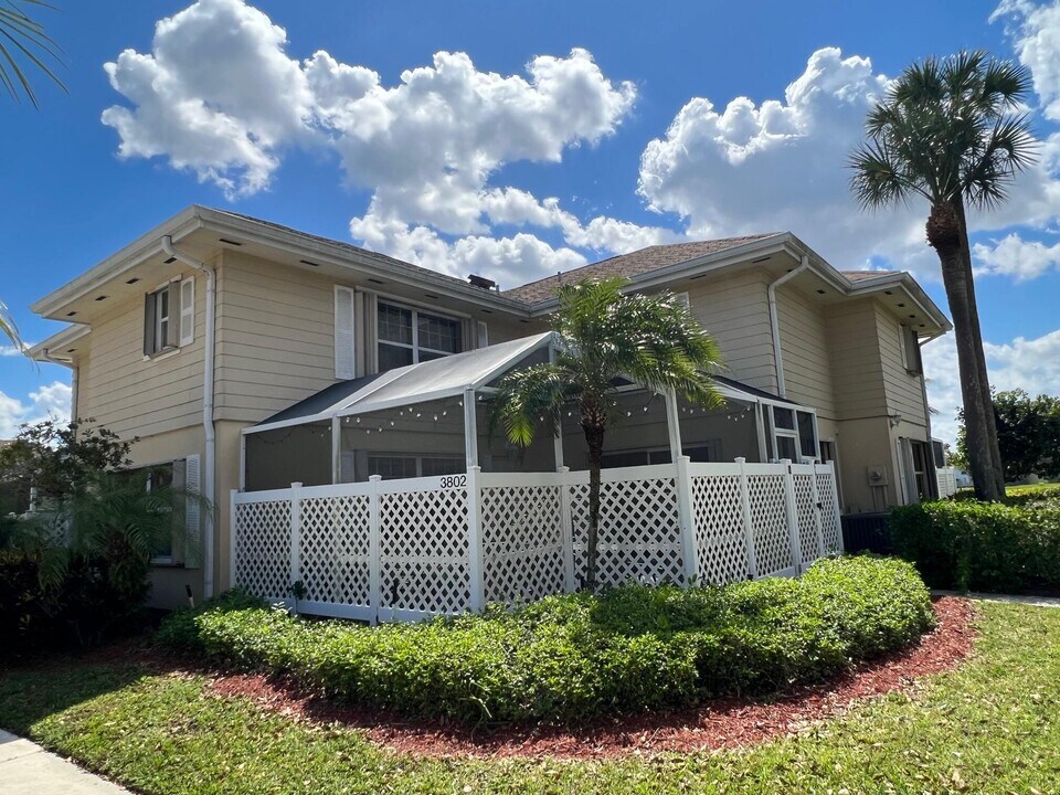 3802 Medford Ct in Boynton Beach, FL - Building Photo