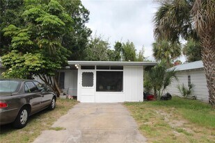 1935 Edgewater Dr in Sarasota, FL - Building Photo