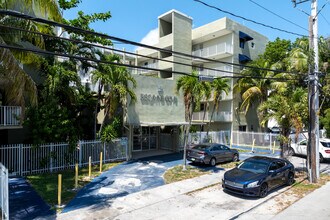 Biscayne Cove in Miami, FL - Building Photo - Building Photo