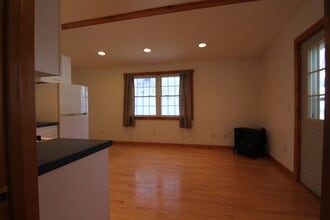 37 Court St, Unit Apt. C in Exeter, NH - Foto de edificio - Building Photo