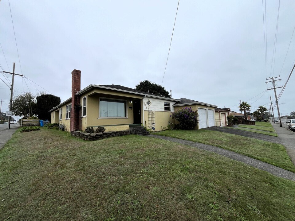 905 W Harris St in Eureka, CA - Foto de edificio