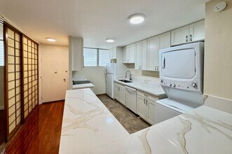 1676 Ala Moana Blvd in Honolulu, HI - Building Photo - Building Photo