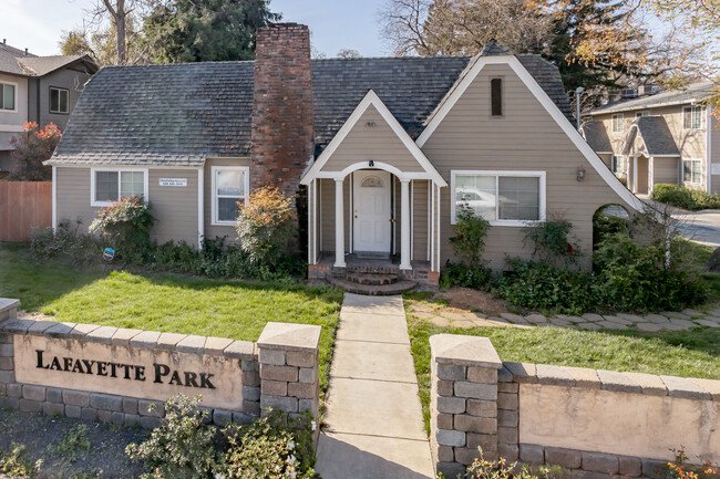 398 Bidwell Place in Chico, CA - Foto de edificio - Building Photo