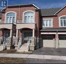 100 Ness Dr in Richmond Hill, ON - Building Photo