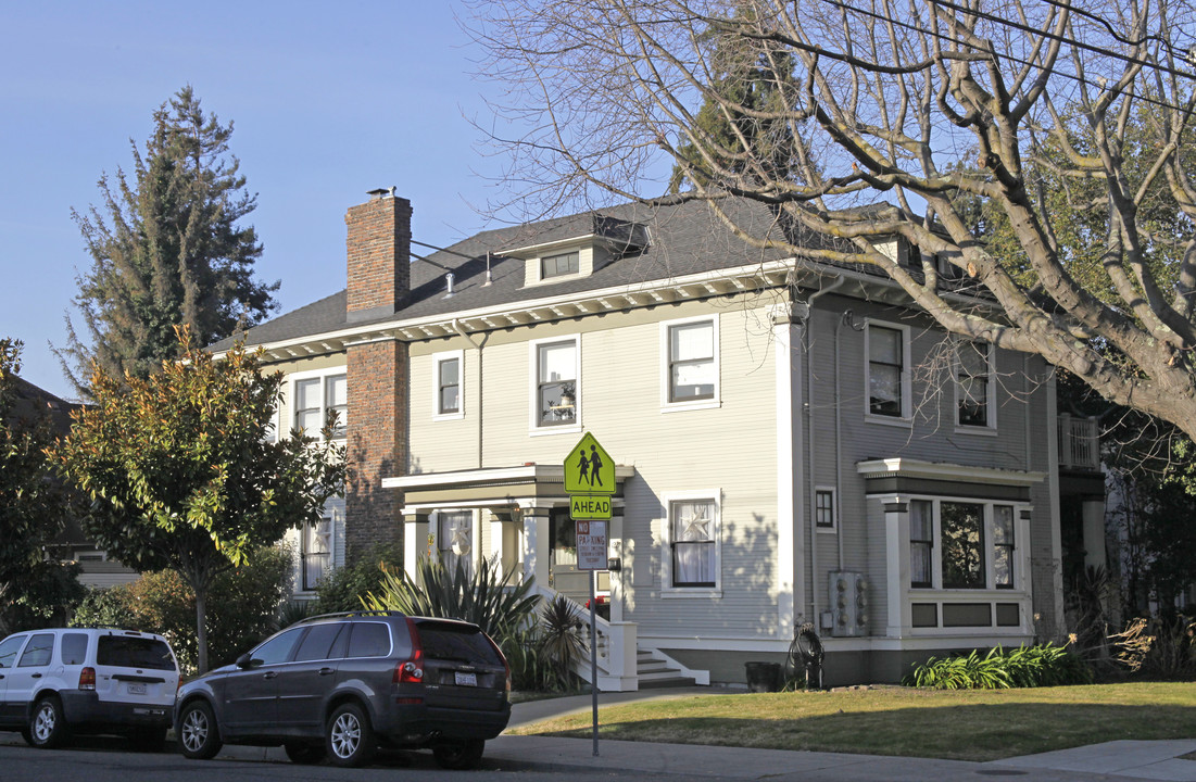 1227 Chestnut St in Alameda, CA - Building Photo