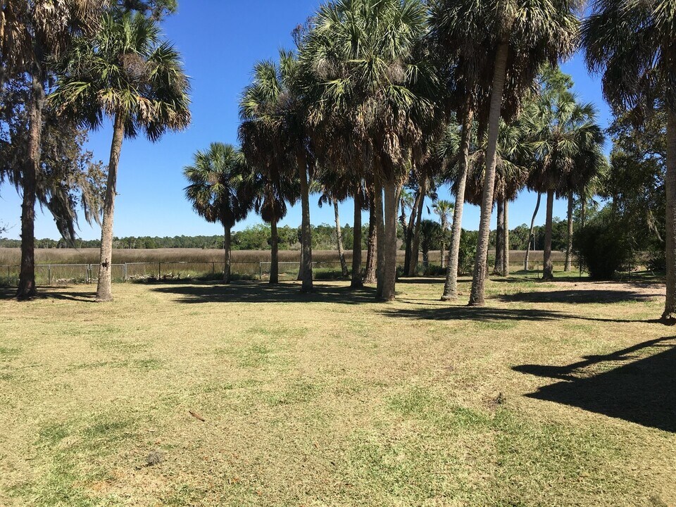 11485 W Dixie Shores Dr in Crystal River, FL - Building Photo