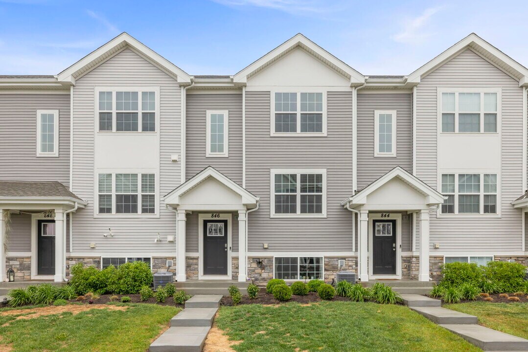 846 Briar Gln Ct in Hampshire, IL - Building Photo