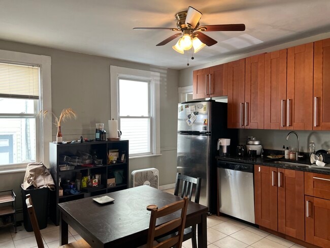 273 Cardinal Medeiros Ave, Unit 1 in Cambridge, MA - Building Photo - Building Photo