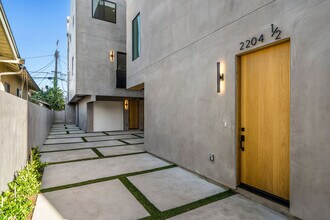 2204 Carmona Ave in Los Angeles, CA - Building Photo - Building Photo
