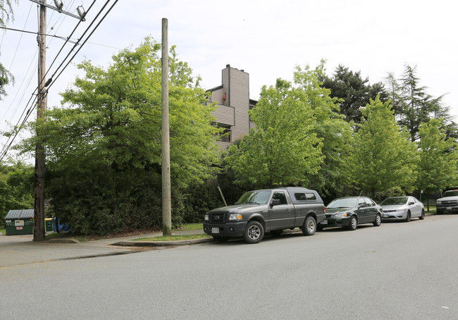 The McLean Apartments in Vancouver, BC - Building Photo - Building Photo