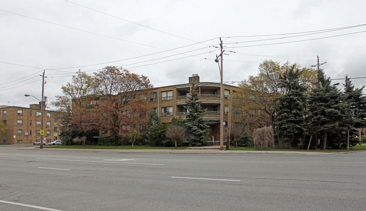 Ridley Manor in Toronto, ON - Building Photo