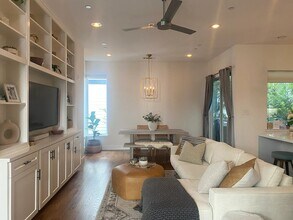 5705 Bryan Pky in Dallas, TX - Foto de edificio - Building Photo