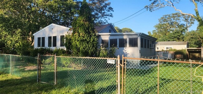177 Magnolia Dr in Mastic Beach, NY - Building Photo - Building Photo