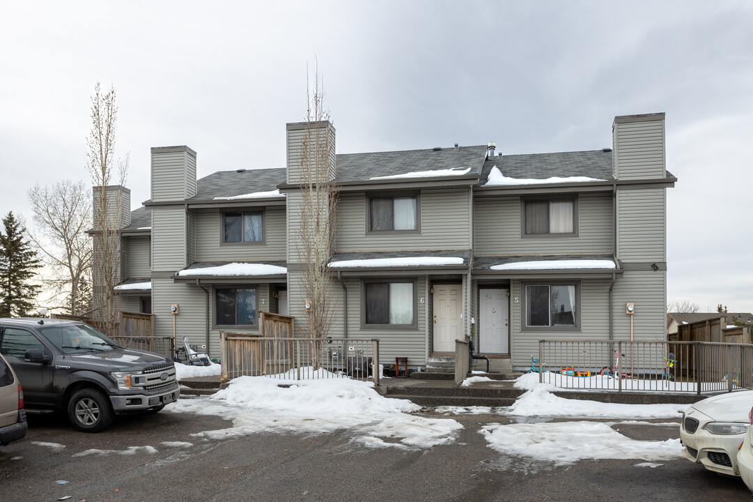 743 Fonda Crt SE in Calgary, AB - Building Photo