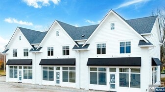 445 Ramapo Valley Rd, Unit 3 in Oakland, NJ - Building Photo