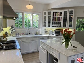 8050 Mulholland Dr in Los Angeles, CA - Building Photo - Building Photo