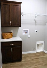 806 Parkside Ln in Charles City, IA - Foto de edificio - Building Photo