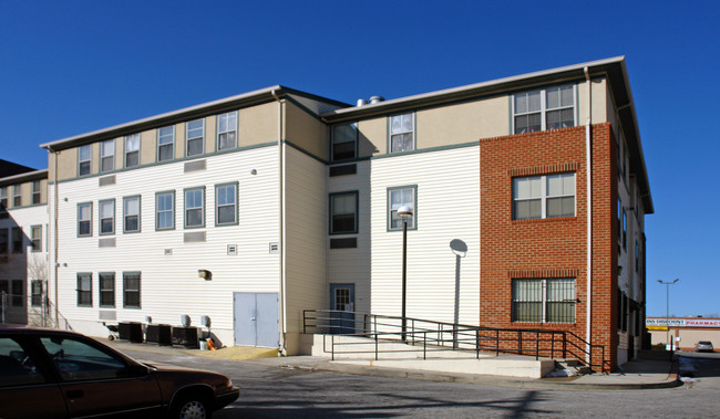 Irvington Place in Baltimore, MD - Foto de edificio - Building Photo